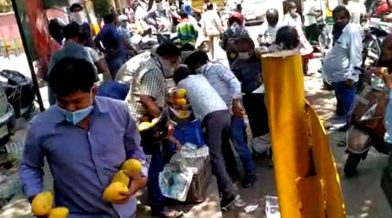 Delhi crowd loots mangoes worth thousands from street vendor