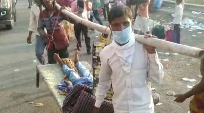 বাঁশের স্ট্রেচারে শুয়ে আহত শিশু, তাকে কাঁধে নিয়েই ১৩০০ কিমি পাড়ি শ্রমিক পরিবারের