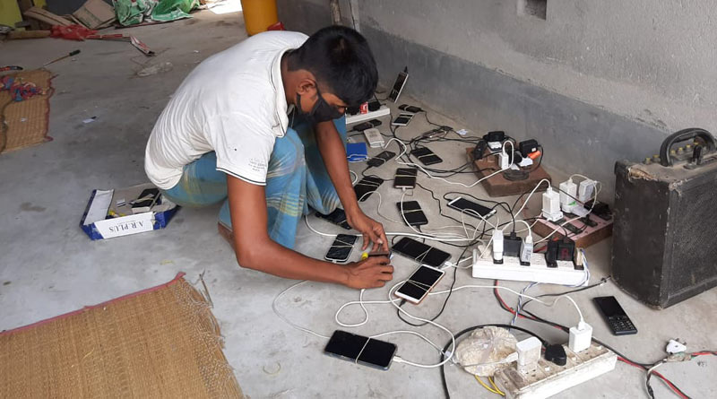 আমফানের পর এখনও বিদ্যুৎহীন বহু গ্রাম, মোবাইল চার্জ করে দিয়েই প্রচুর আয় দোকানিদের