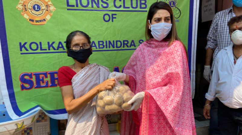 দুর্দিনে জনগণের পাশে নুসরত, বেহালার বৃদ্ধাশ্রমে রেশন বিলি করলেন বসিরহাটের সাংসদ
