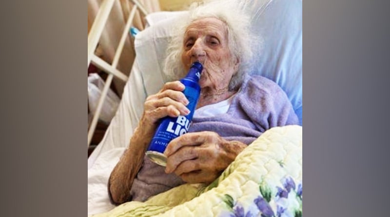 Old grandmother beats coronavirus, celebrating with chill beer