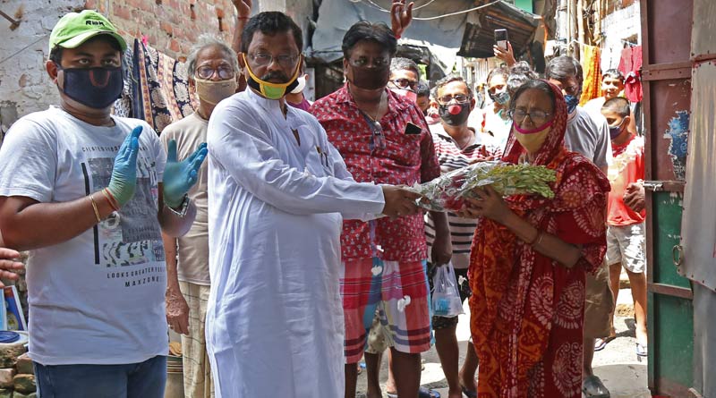 করোনা যুদ্ধে জয়ী কলকাতার সত্তরোর্ধ্ব বৃদ্ধা, ফুল-মিষ্টি দিয়ে অভিনন্দন জানালেন কাউন্সিলর