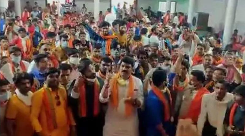 কোথায় সামাজিক দূরত্ব! ভিড়ে ঠাসা হলঘরে ভাষণ দিলেন মধ্যপ্রদেশের মন্ত্রী