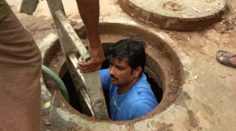 BJP councillor jumps into manhole to clean it, Netizens praised him