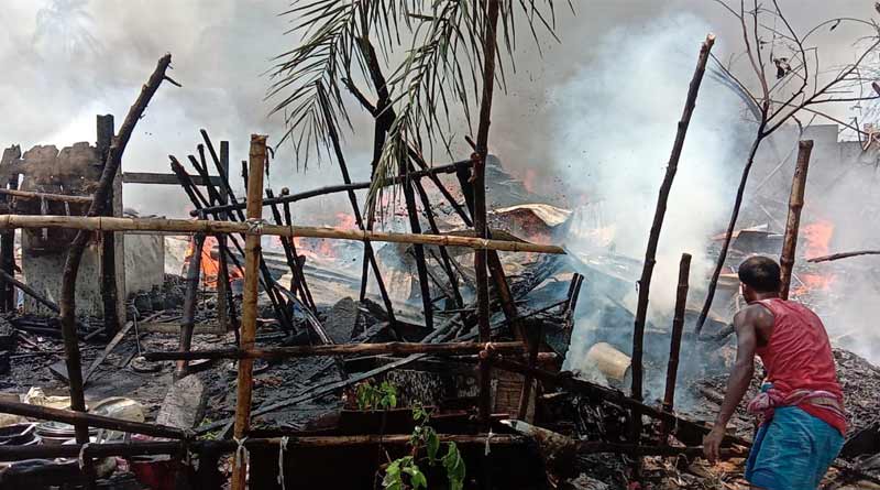 চিনার পার্কের আটঘরার ঝুপড়িতে বিধ্বংসী আগুন, ঘটনাস্থলে দমকলের ৪টি ইঞ্জিন