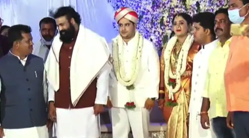 শিকেয় সামাজিক দূরত্ব! বিধি ভেঙে বিয়ের পিড়িতে কর্নাটকের কংগ্রেস বিধায়ক