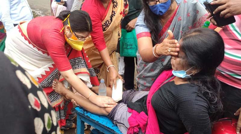 BJP MP Locket Chatterjee helps injured lady on Road