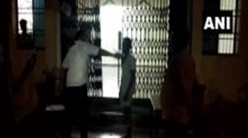 কোয়ারেন্টাইন সেন্টারে মদ খেয়ে আসার জের! পরিযায়ী শ্রমিককে মারধর করলেন আধিকারিক