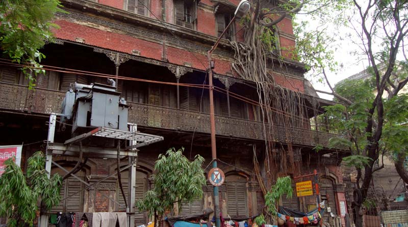 350 Old House in Kolkata new danger for KMC Engineers