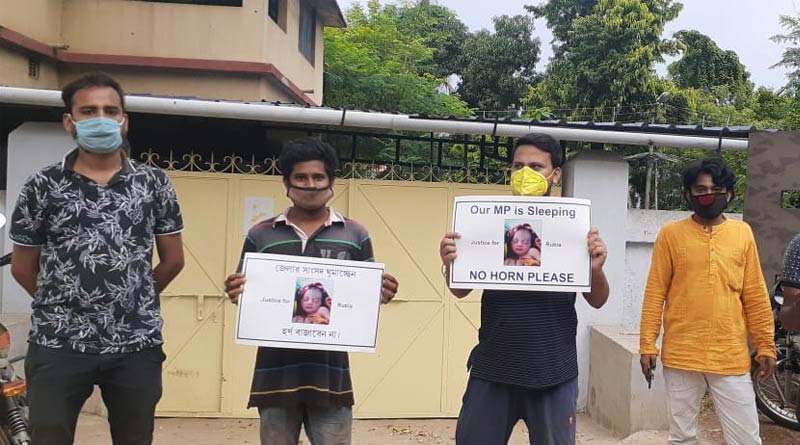 ‘ঘুমোচ্ছেন সাংসদ, হর্ন বাজাবেন না’, শ্রমিক স্পেশ্যালে শিশুমৃত্যুর ঘটনায় প্ল্যাকার্ড হাতে ধরনা
