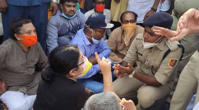 ভদ্রেশ্বর থানা ঘেরাওয়ে বাধা, গাড়ি আটকানোয় পুলিশের সঙ্গে বচসা লকেট-সায়ন্তনের