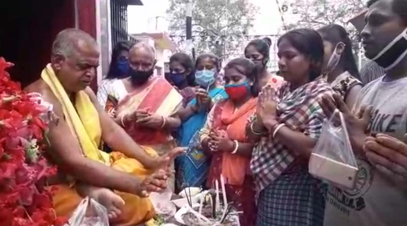 Despite Unlock 1, some women gathered in Kolkata's temple