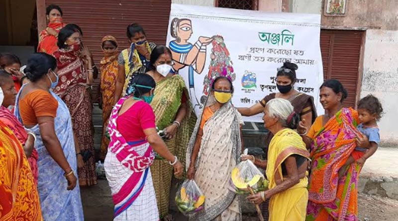 দুস্থদের পাশে থাকতে ‘অঞ্জলি’ কর্মসূচি মহিলা তৃণমূলের, বিলি করা হল সবজির প্যাকেট
