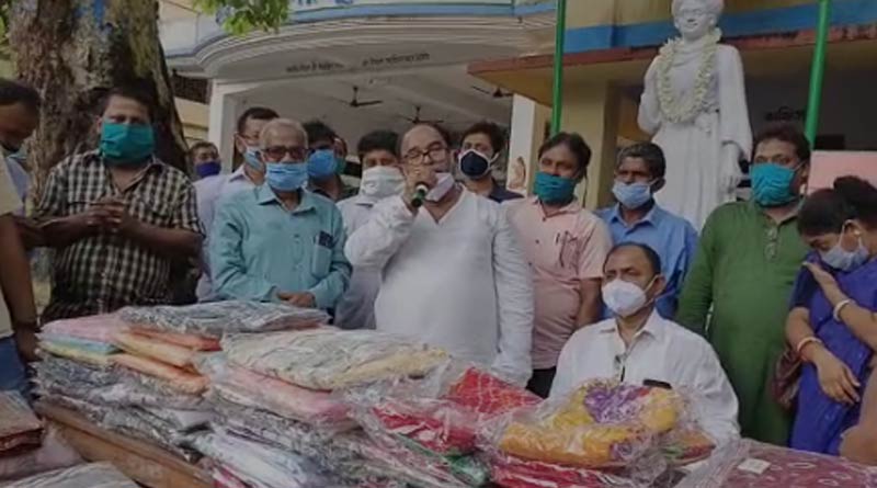 কথা রাখলেন তৃণমূল নেতা, শর্তপূরণ হতেই শাড়ি নিয়ে হাজির বনগাঁর করোনামুক্ত আদিবাসী পাড়ায়