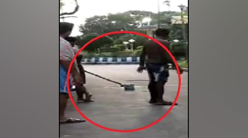 সল্টলেকের রাস্তায় পড়ে থাকা বোমা নিষ্ক্রিয় করতে জল ঢালছেন যুবক! ‘নীরব দর্শক’ পুলিশ
