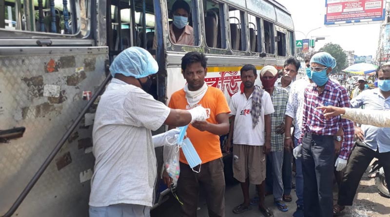 passengers get gifts from bus owners in burdwan town