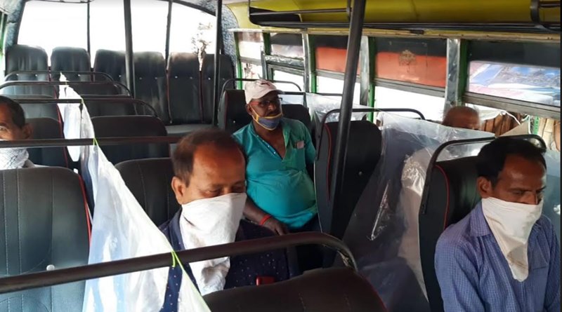 বাসের সিটের দুই যাত্রীর মধ্যে টাঙানো হল পলিথিনের পর্দা, করোনা সতর্কতায় অভিনব উদ্যোগ বর্ধমানে