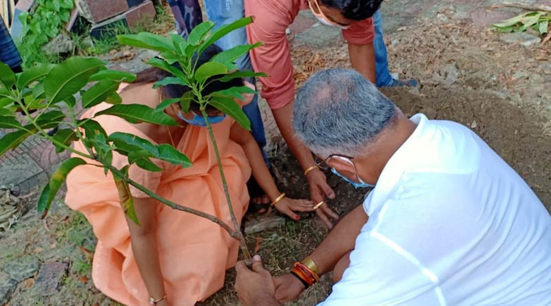 পরিবেশপ্রেমী দিলীপ ঘোষ, বিশ্ব পরিবেশ দিবসে নিজের হাতে গাছ লাগালেন কলকাতার রাস্তায়