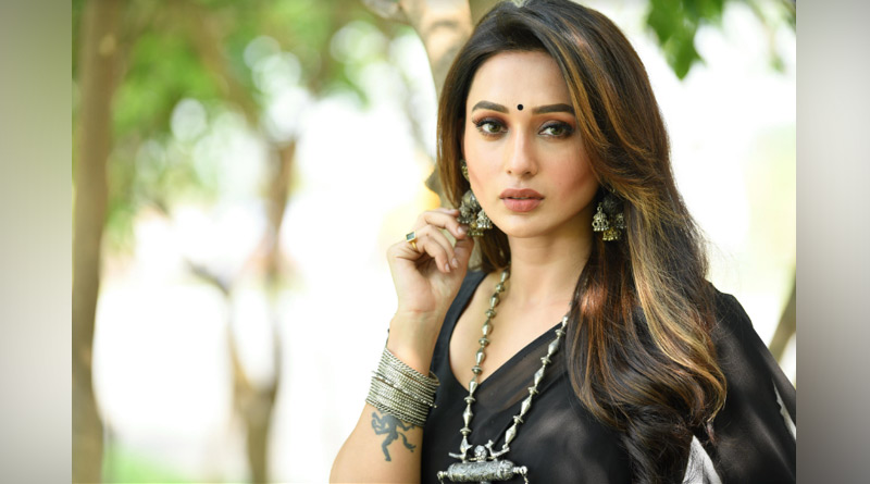 অনুরাগীদের অনুরোধেই কবিগুরুর গান গাওয়ার ভাবনা, প্রথম রবীন্দ্রসংগীত মুক্তির আগে অকপট মিমি