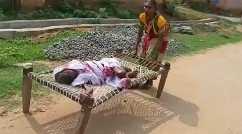 ব্যাংকে গ্রাহকের সশরীরে হাজিরা চাই, খাটিয়ায় চাপিয়ে শতায়ু মাকে টেনে নিয়ে গেলেন মেয়ে