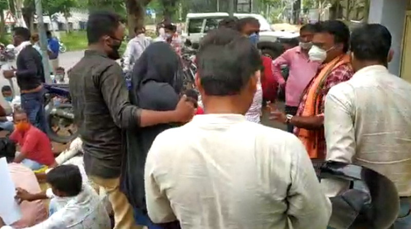 শ্রমিক স্পেশ্যালে মৃত্যু সন্তানের, বিচার চেয়ে পুরুলিয়ার সাংসদের বাড়ির সামনে ধরনা পরিবারের