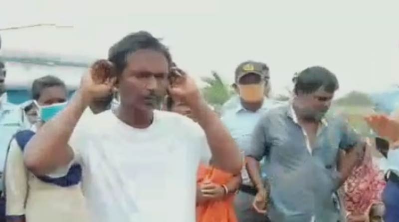 আমফানের ত্রাণে ‘স্বজনপোষণ’, কান ধরে গ্রামবাসীদের কাছে ক্ষমা চাইলেন পঞ্চায়েত সদস্য