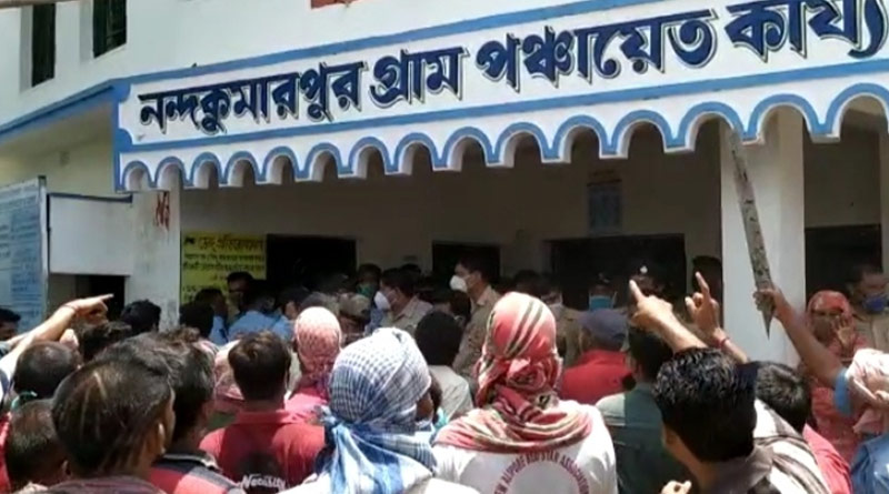 scuffle broke out between cops and locals in Mathurapur on wednesday