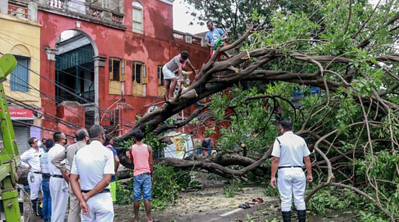 আমফানের তিন মাস পরেও মেরামত হয়নি শহরের বাসস্ট্যান্ড, আলোহীন পথে দুর্ভোগে যাত্রীরা