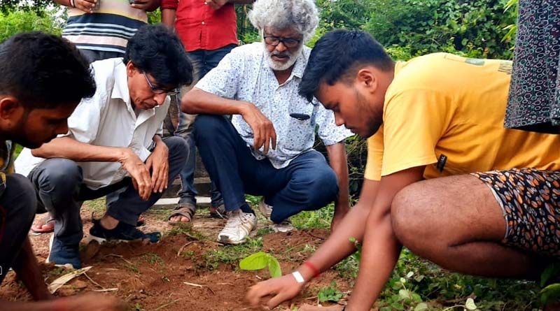 Old man rushes to Bankura from Kolkata to plant trees avoiding corona scare