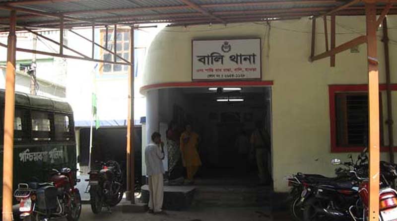 ভাড়াবাড়িতে করোনা রোগীকে ‘হেনস্তা’, আশ্রয় না পেয়ে বালি থানার সামনেই বসে রইলেন যুবক