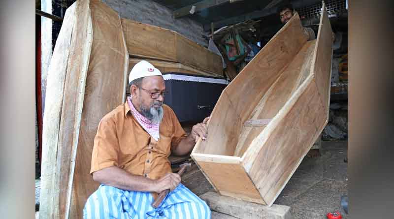 করোনায় মৃতদের সৎকারে অন্য ব্যবস্থা, ব্রাত্য কফিনও, লোকসানের মুখে ব্যবসা