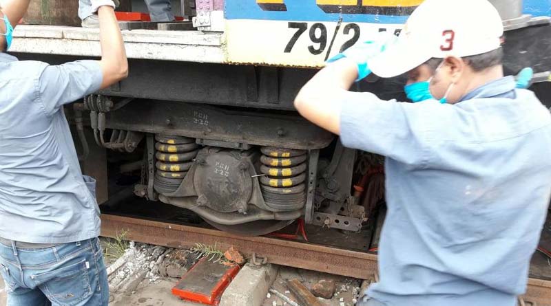 Hasnabad Special Train derailed at Sealdah Station