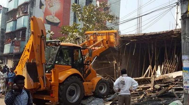 খাস কলকাতায় প্রমোটারের ‘দাদাগিরি’, ভিতরে বাসিন্দাদের রেখেই শুরু বাড়ি ভাঙার কাজ