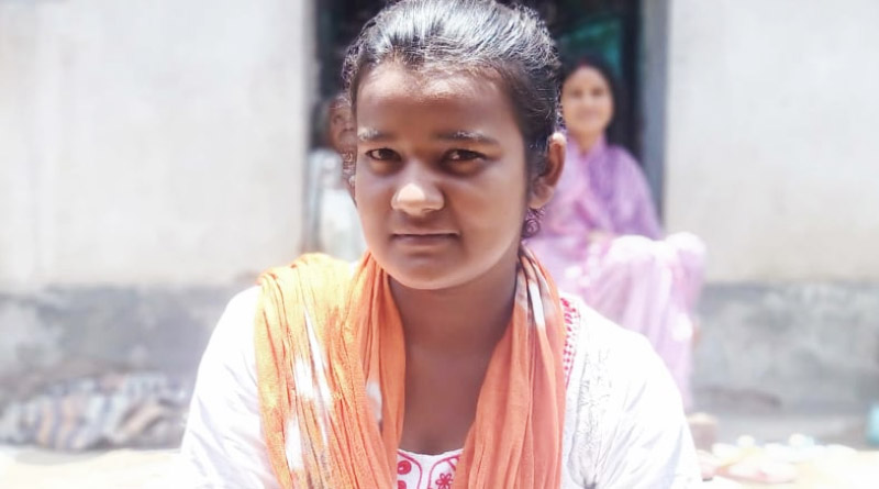 ভাল স্মার্টফোন নেই, অনলাইনে পড়াশোনা কীভাবে হবে ভেবে চিন্তায় মাধ্যমিকে কৃতী ছাত্রী
