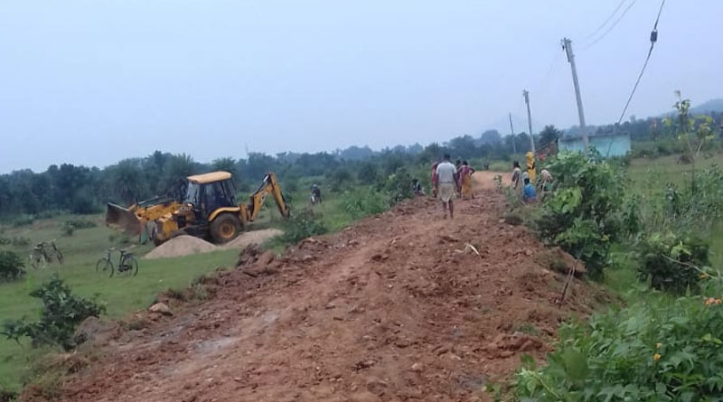 Agitated migrant labourers stopped road construction allegedly using machine at Purulia