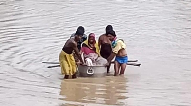 নেই ব্রিজ, রান্নার পাত্রে বসিয়ে নদী পেরিয়ে অন্তঃসত্ত্বা স্ত্রীকে নিয়ে হাসপাতালে স্বামী