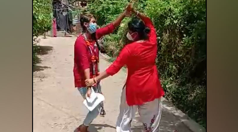 করোনাজয়ী মেয়ের হাত ধরে উদ্দাম নাচ মায়ের, ভাইরাল ভিডিও