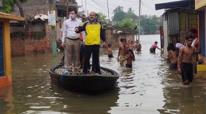 টানা বৃষ্টিতে জলের নিচে মালদহ, নৌকোয় শহর পরিদর্শনে প্রাক্তন মন্ত্রী কৃষ্ণেন্দুনারায়ণ চৌধুরী
