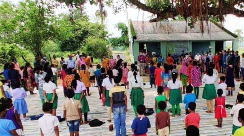 শিক্ষামন্ত্রীর ডাকে সাড়া, গ্রামে গিয়ে গাছতলায় পড়াচ্ছেন বার্নপুর শান্তিনগর বিদ্যামন্দিরের শিক্ষকরা