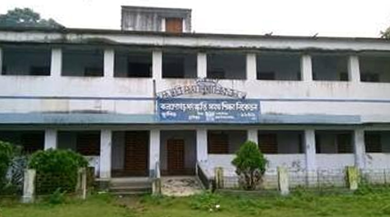 জন্মাষ্টমীতে স্কুল খোলার ‘শাস্তি’, শিক্ষকদের ভিতরে আটকে গেটে তালা ঝোলাল বিজেপি নেতারা!