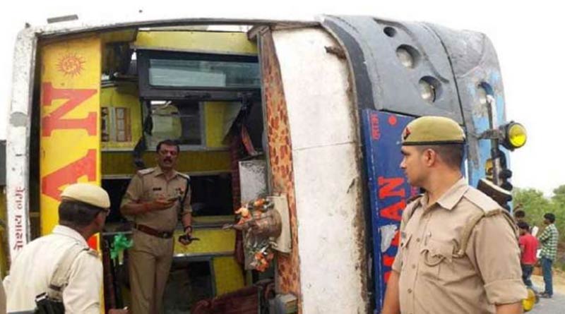 Bus Accident in Agra-Lucknow Expressway, 16 People Injured