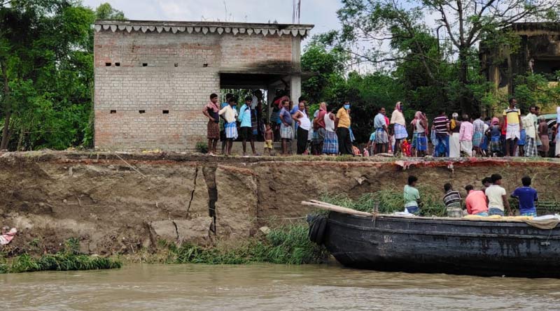 গঙ্গার ভাঙনে ঘরছাড়া মুর্শিদাবাদের বহু পরিবার, পরিদর্শনে গিয়ে বিক্ষোভের মুখে সাংসদ খগেন মুর্মু