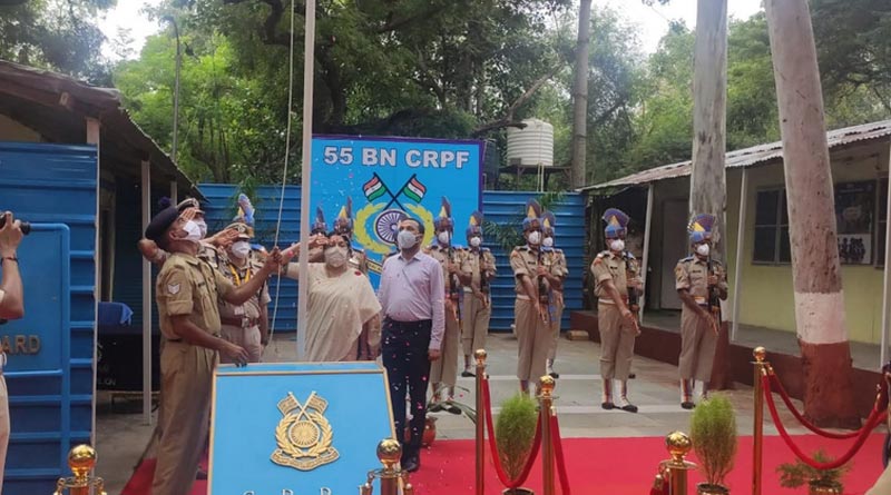 শহিদদের শ্রদ্ধা জানিয়ে সিআরপিএফ জওয়ানদের সঙ্গে স্বাধীনতা দিবস উদযাপন লকেটের