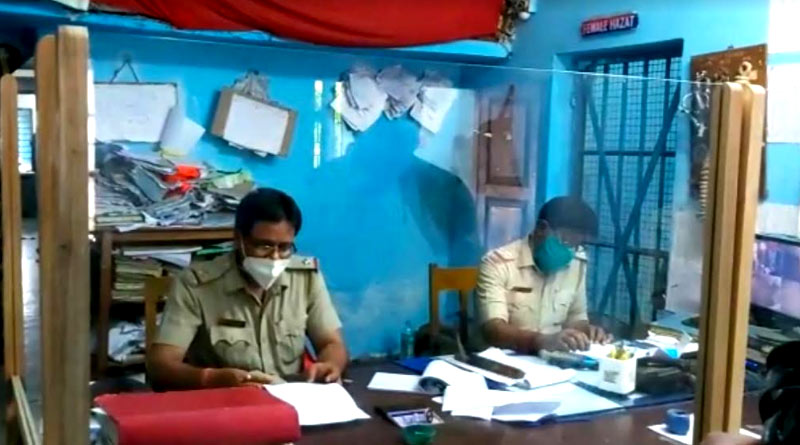 করোনা কালে ছোঁয়া এড়াতে অভিনব উদ্যোগ, কাচের ঘেরাটোপে বন্দি পুলিশ কর্মী