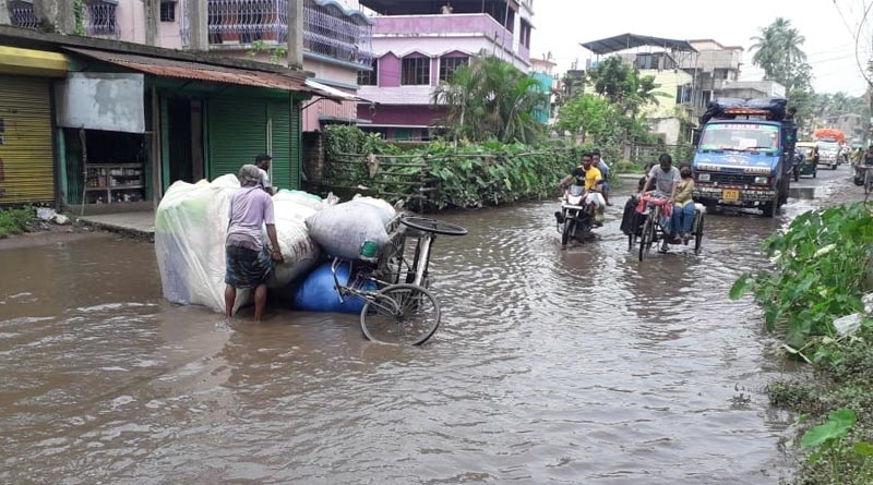 সামান্য বৃষ্টিতেই জলের নিচে বিষ্ণুপুরের রাস্তা, মেরামতির দাবিতে বিক্ষোভ স্থানীয়দের