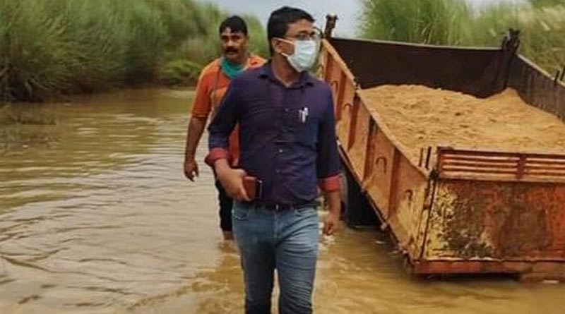 করোনা কালেও অব্যাহত বালি মাফিয়াদের দৌরাত্ম্য, ফিল্মি কায়দায় নদীতে নেমে তল্লাশি বিডিওর