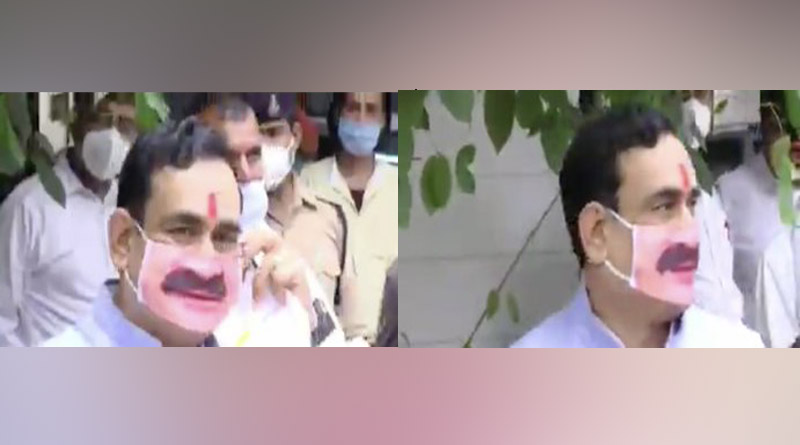 নিজের মুখের ছবি আঁকা মাস্ক পরেই রাস্তায় মধ্যপ্রদেশের মন্ত্রী, হাসির রোল নেটদুনিয়ায়