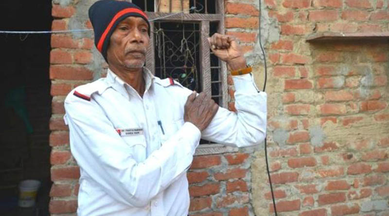 This Man Is Managing Traffic Without Salary For 32 Years & Even Coronavirus Hasn't Stopped Him