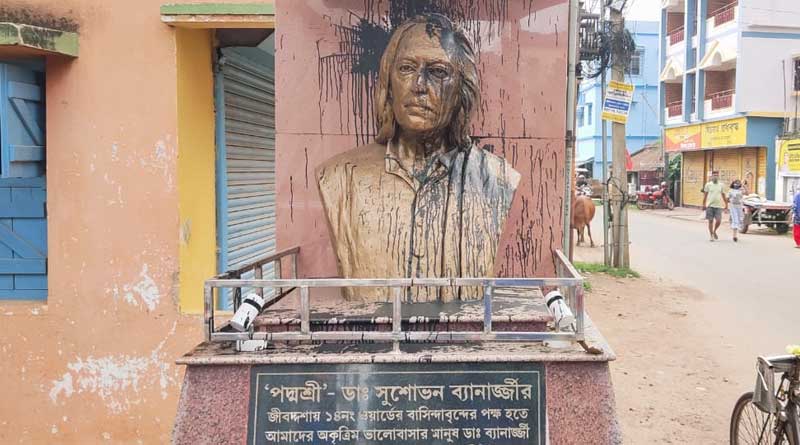 Miscreants put ink on Sushovan Bannerjee's Bust in Shantiniketan