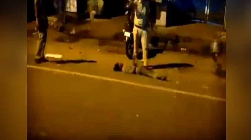 রাস্তায় ফেলে শিশুকে বেধড়ক মার দিল্লি পুলিশের কনস্টেবলের, ভিডিও ভাইরাল হতেই নিন্দার ঝড়
